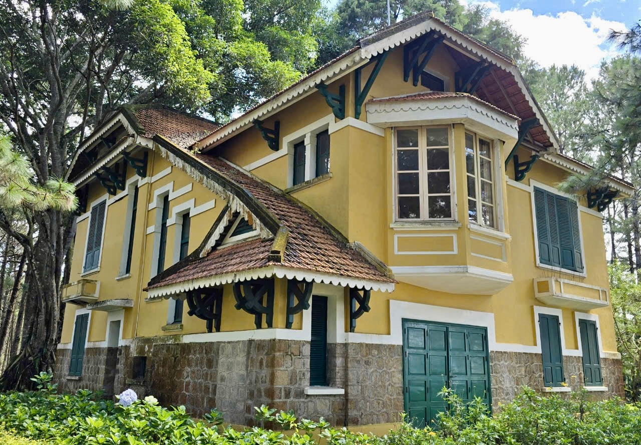 Dinh 1 tọa lạc trên đường Trần Quang Diệu (phường 10), cách trung tâm TP Đà Lạt khoảng 4 km, nằm trên ngọn đồi cao hơn 1.500 m với khung cảnh rừng thông bao quanh trên diện tích khoảng 60 héc-ta.