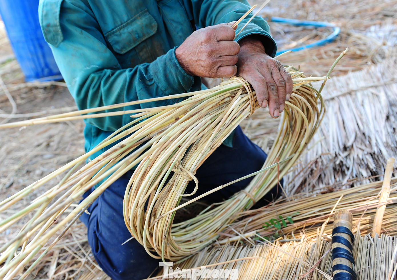 Người bên dưới tích cực chuẩn bị vật liệu, sẵn sàng cho người bên trên.