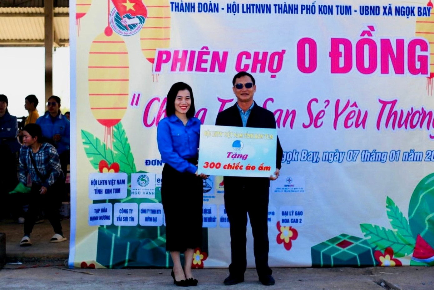 Tại hoạt động, Ban Tổ chức trao tặng 50 thẻ bảo hiểm y tế; 610 chiếc áo ấm; 500kg gạo... đến bà con tại xã.