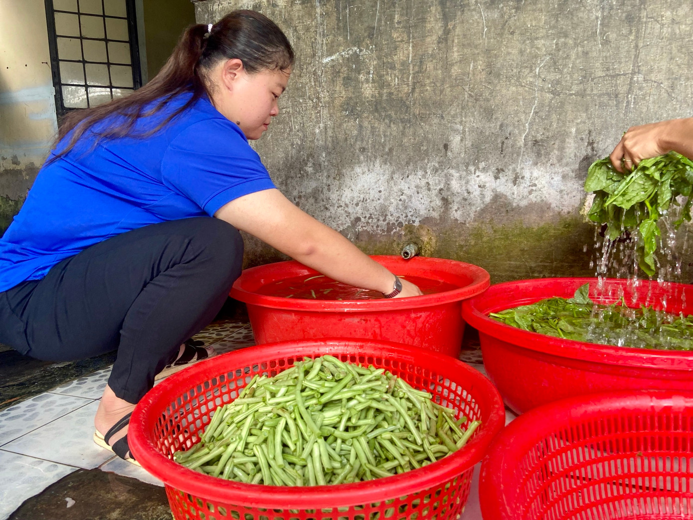 Tranh thủ các thí sinh vào thi, Huyện Đoàn Đăk Glei đã tổ chức nấu ăn trưa cho 108 em ở trường THPT nội trú huyện.