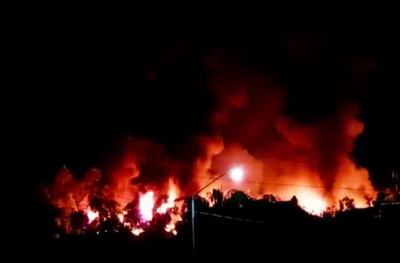 Rạng sáng 1/9, kho chứa dầu nhớt của một doanh nghiệp trên đường Lạc Long Quân, xã Lộc Nga, TP Bảo Lộc (Lâm Đồng) bất ngờ bùng cháy. Rạng sáng 1/9, kho chứa dầu nhớt của một doanh nghiệp trên đường Lạc Long Quân, xã Lộc Nga, TP Bảo Lộc (Lâm Đồng) bất ngờ bùng cháy.