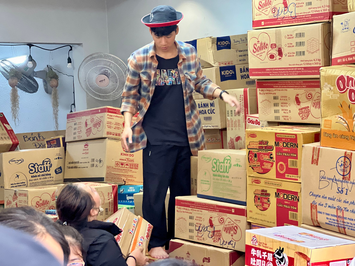 Trong một ngày hưởng ứng, một điểm tiếp nhận đồ hỗ trợ tại phường 4, TP Đà Lạt nhận hàng chục thùng quần áo, hàng trăm thùng mì tôm, sữa, nước suối,...