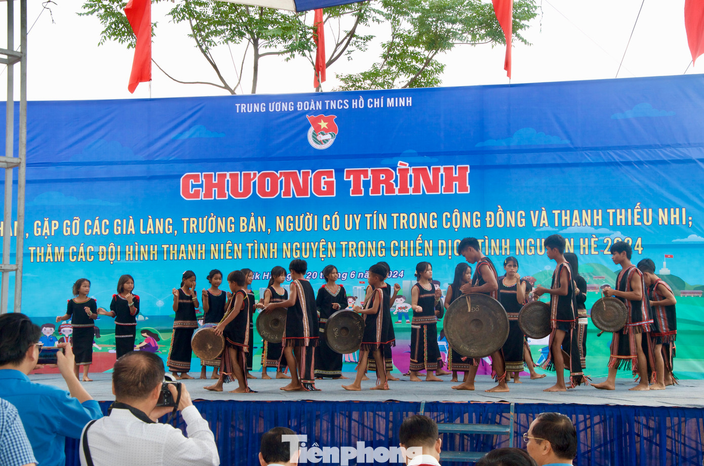 Dự chương trình có anh Bùi Quang Huy - Ủy viên dự khuyết T.Ư Đảng, Bí thư thứ nhất T.Ư Đoàn; anh Lương Minh Trường - Phó Trưởng ban, Thư ký Bí thư thứ nhất T.Ư Đoàn; anh Nguyễn Văn Mạnh, Phó Bí thư Thường trực Tỉnh Đoàn Kon Tum. Về phía địa phương có ông Vũ Mạnh Chữ, Giám đốc Bảo hiểm xã hội tỉnh Kon Tum; ông Hà Tiến - Phó Bí thư Huyện ủy, Chủ tịch UBND huyện Đăk Hà.