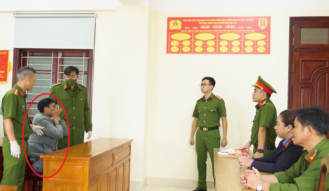 Lực lượng chức năng đọc lệnh thi hành án đối với bị can Lê Việt Nam