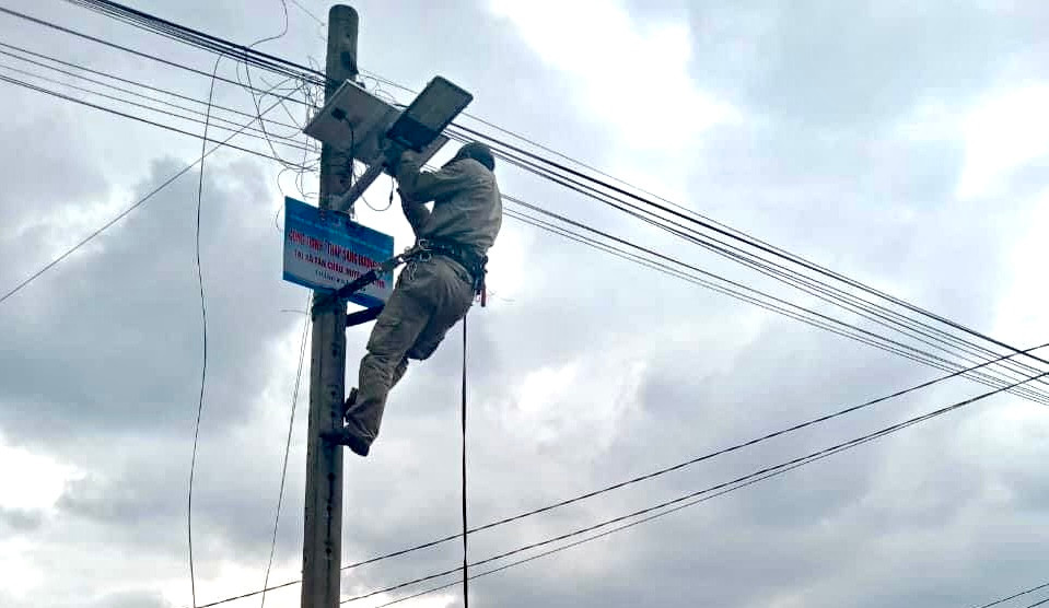 Huyện Đoàn Di Linh trao tặng công trình “Thắp sáng đường quê”, 20 suất học bổng và 20 phần quà cho gia đình chính sách và 200 phần quà cho trẻ em tại xã Tân Châu. Tổng giá trị hơn 55 triệu đồng.