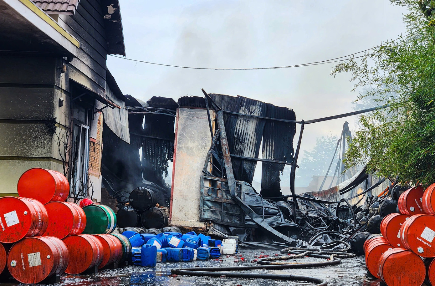 Các thùng dầu nhớt còn sót lại sau đám cháy. Các thùng dầu nhớt còn sót lại sau đám cháy.