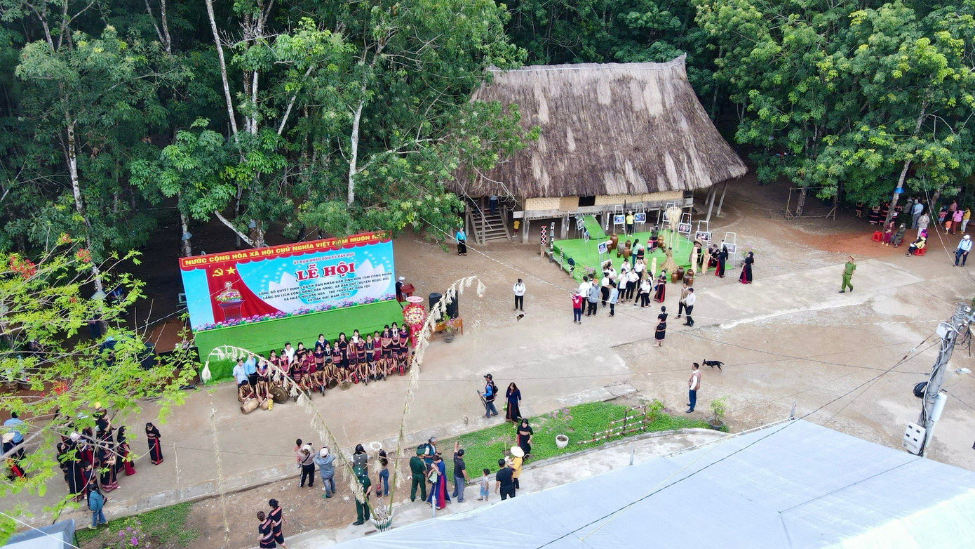 Làng Đăk Răng có 110 hộ, 348 nhân khẩu người Gié Triêng sinh sống. Đây là ngôi làng ở huyện biên giới được công nhận là Làng du lịch cộng đồng tại Kon Tum.