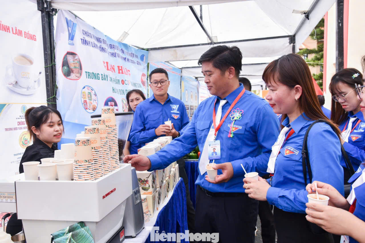 Triển lãm đã thu hút đông đảo cán bộ và đoàn viên thanh niên đến tham quan.