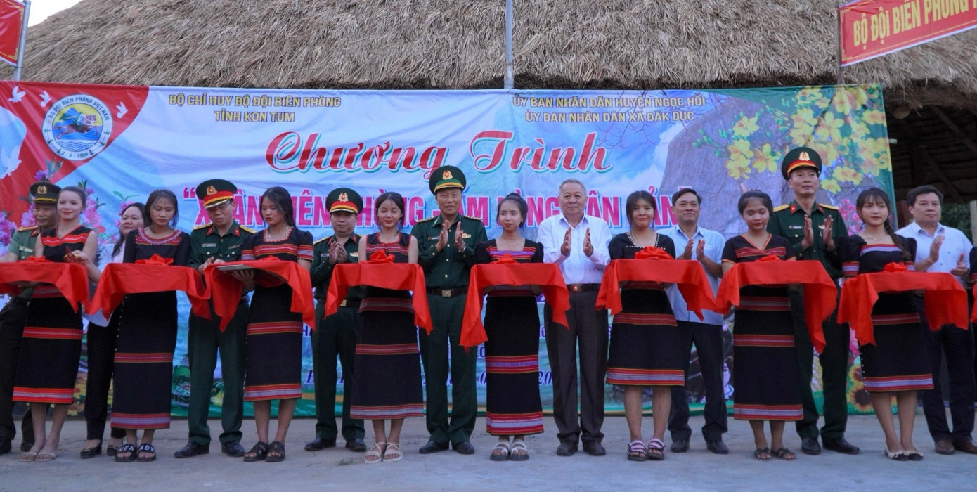 Các đại biểu đã cắt băng khánh thành, bàn giao công trình nhà rông văn hóa thôn Nông Kon.