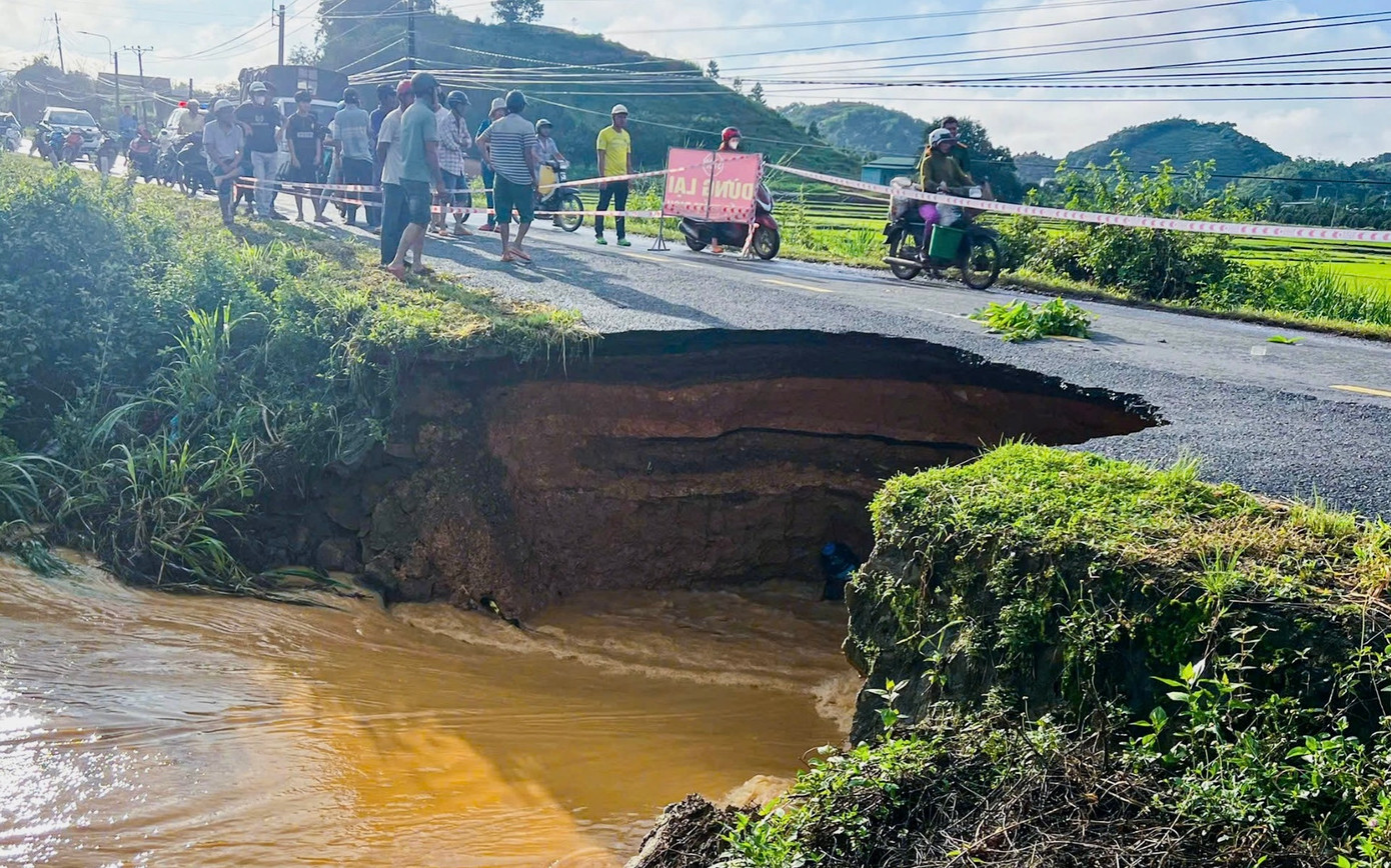 Lực lượng chức năng căng dây cấm các phương tiện qua lại, chỉ cho xe máy lưu thông