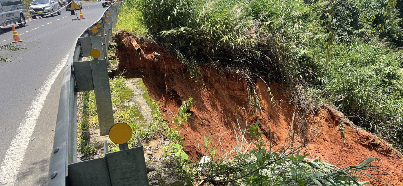 Hiện trường vụ sạt lở trên đèo Tà Nung Hiện trường vụ sạt lở trên đèo Tà Nung