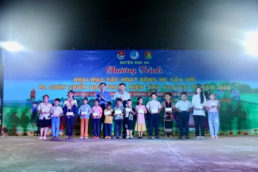 Huyện Đoàn Đăk Hà trao tặng 15 suất quà, 5 góc học tập cho các em học sinh khó khăn