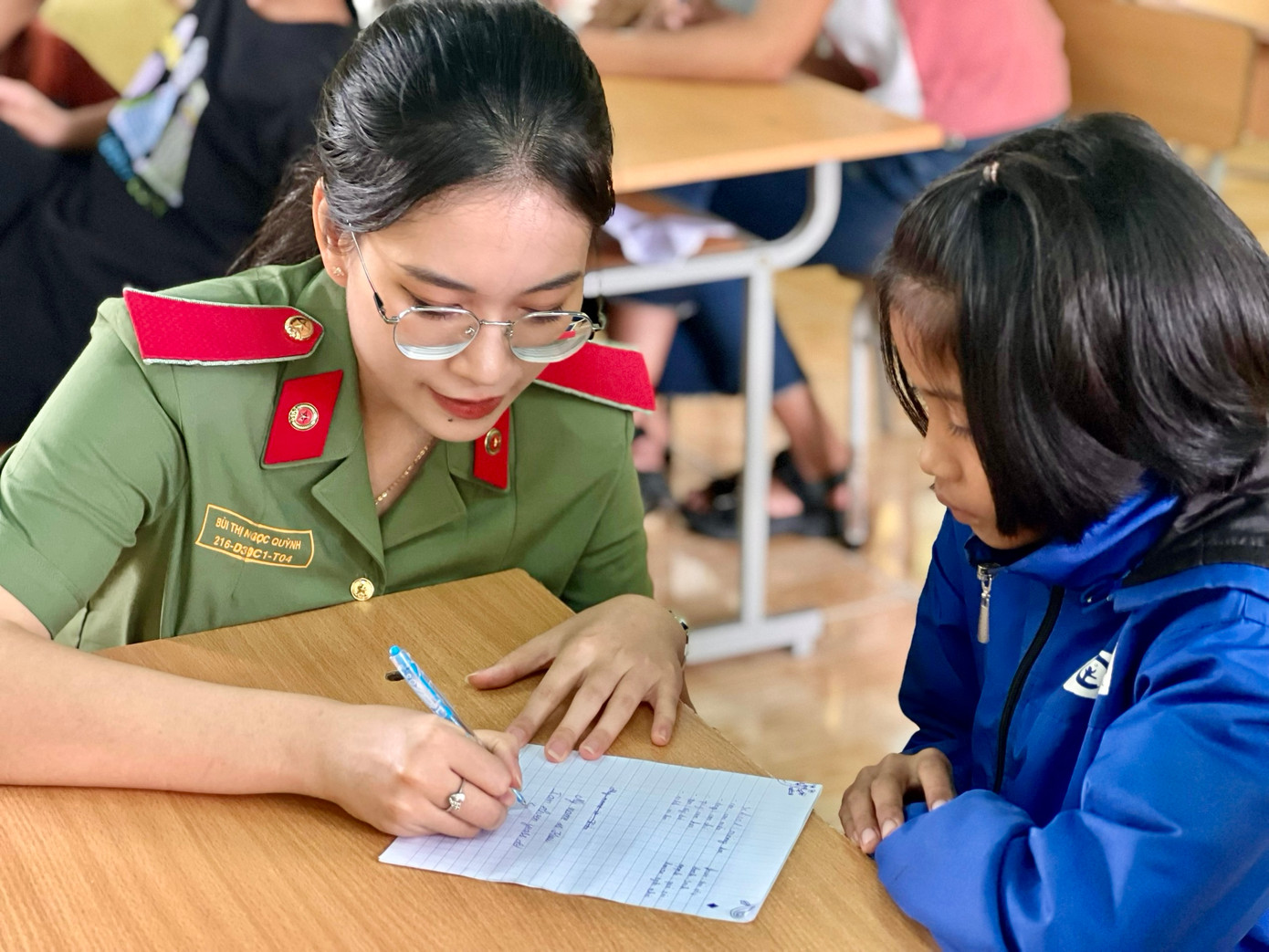 Bạn Bùi Thị Ngọc Quỳnh (sinh viên Trường Đại học An ninh nhân dân) - phụ trách nhóm dạy tiếng Anh chia sẻ, hè năm nào nhóm cũng dành thời gian để thực hiện các hoạt động tình nguyện.