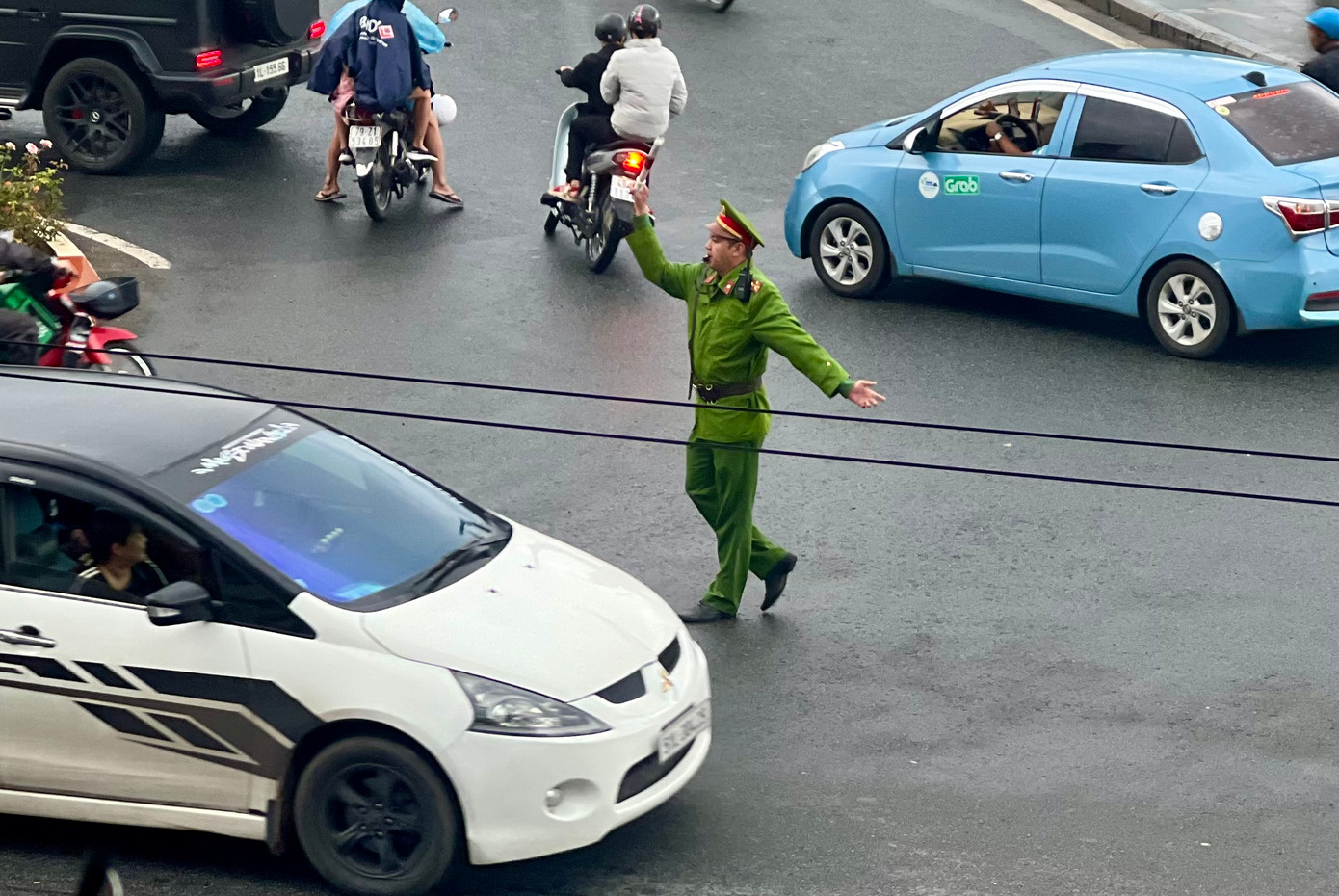 Tuy nhiên, lực lượng Công an Đà Lạt vẫn tổ chức phân luồng giao thông, tránh tình trạng ùn tắc tại các giao lộ trọng yếu.