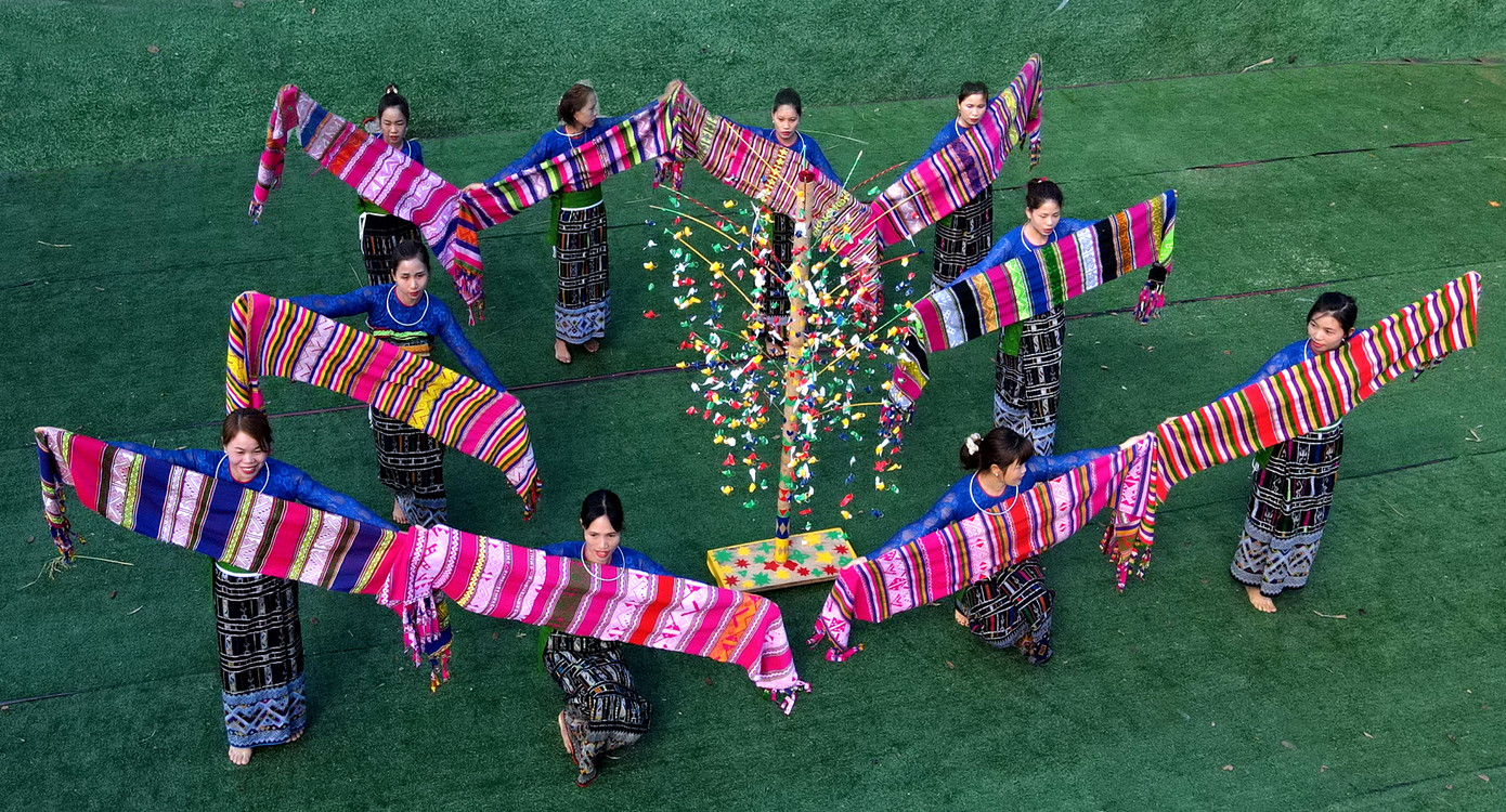 Múa xòe còn có tên khác là “Xe khăm khen” (múa cầm tay), nảy sinh trong quá trình lao động, trong sinh hoạt, phong tục tập quán, lễ hội…