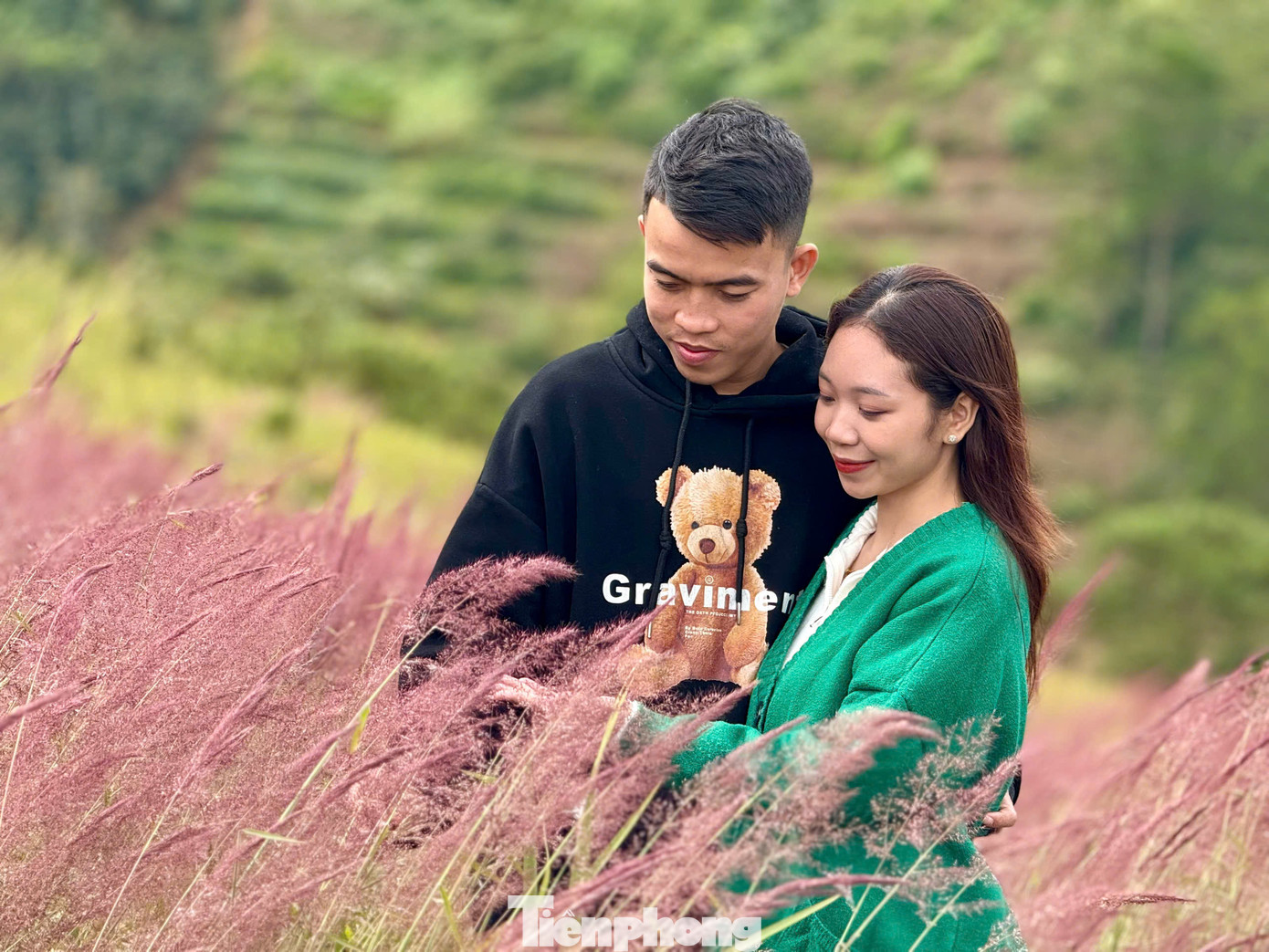 Vào mùa cỏ lau hồng, hàng trăm du khách từ khắp nơi đổ về "thành phố ngàn hoa" để săn những bức ảnh đẹp nhất tại các đồi cỏ.