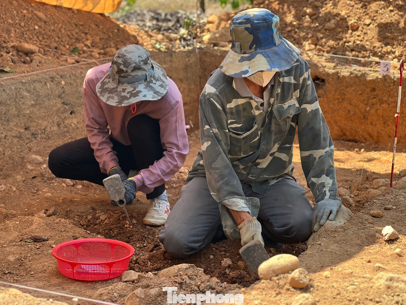 Tại đây, đoàn đã phát hiện những hiện vật bằng đá thạch anh mang nhiều nét tương đồng của thời kỳ đồ đá và phân bố trên diện rộng.