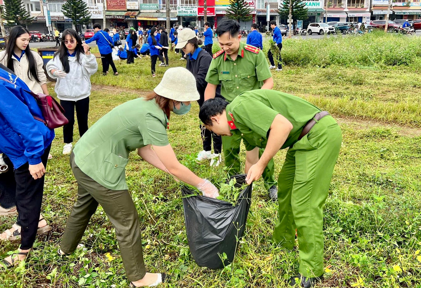 Chị Nguyễn Hà Thanh - Bí thư Thành Đoàn Bảo Lộc cho biết, đây là chuỗi hoạt động quan trọng được triển khai nhằm phát huy vai trò xung kích tình nguyện, nhiệt huyết của tuổi trẻ địa phương hưởng ứng Đợt thi đua cao điểm “Đảng bộ chính quyền, quân và dân tỉnh Lâm Đồng đoàn kết, quyết tâm vượt qua khó khăn, vươn lên cùng đất nước”.