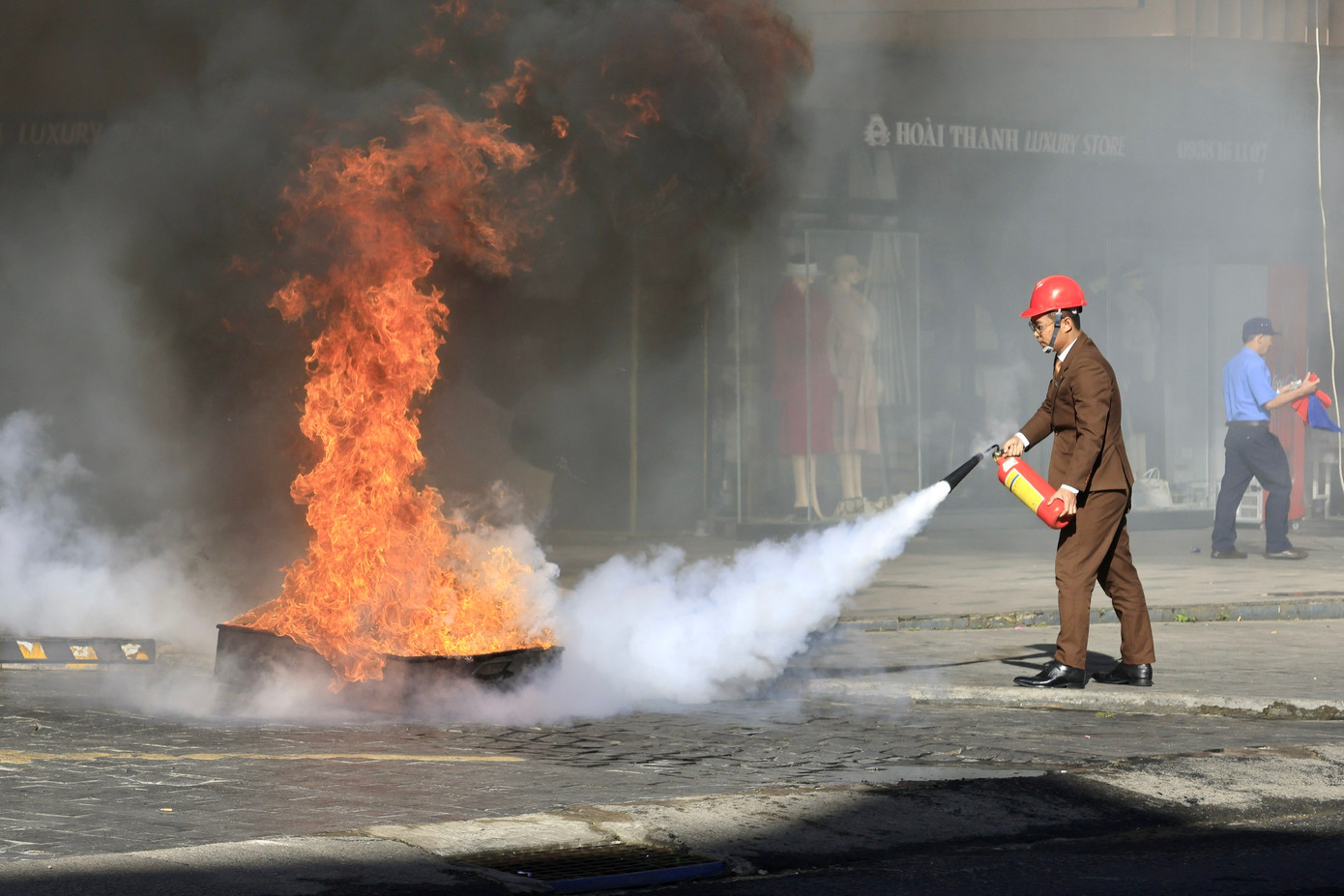 Do cháy xảy ra vào buổi trưa, đám cháy phát triển bên trong nhà khiến lực lượng bảo vệ, người dân xung quanh phát hiện muộn. Đám cháy nhanh chóng lan lên tầng 2 và tầng 3 khu trung tâm thương mại và lan xuống khu vực tầng hầm của chợ.