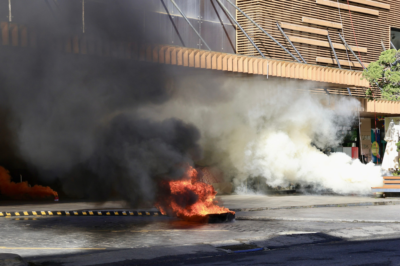 Tình huống giả định, vào giữa trưa, tại Kiot bán hàng Hoài Thanh chuyên bán các loại hàng hóa quần áo, giày dép, túi xách, đồ lưu niệm, khu vực thương mại ở tầng 1 thuộc Tòa nhà Đà Lạt Center, do bất cẩn nên xảy ra sự cố chập điện gây cháy, nổ. Trong khi đó, hệ thống báo cháy tự động đang trong thời gian bảo dưỡng, nên không hoạt động.