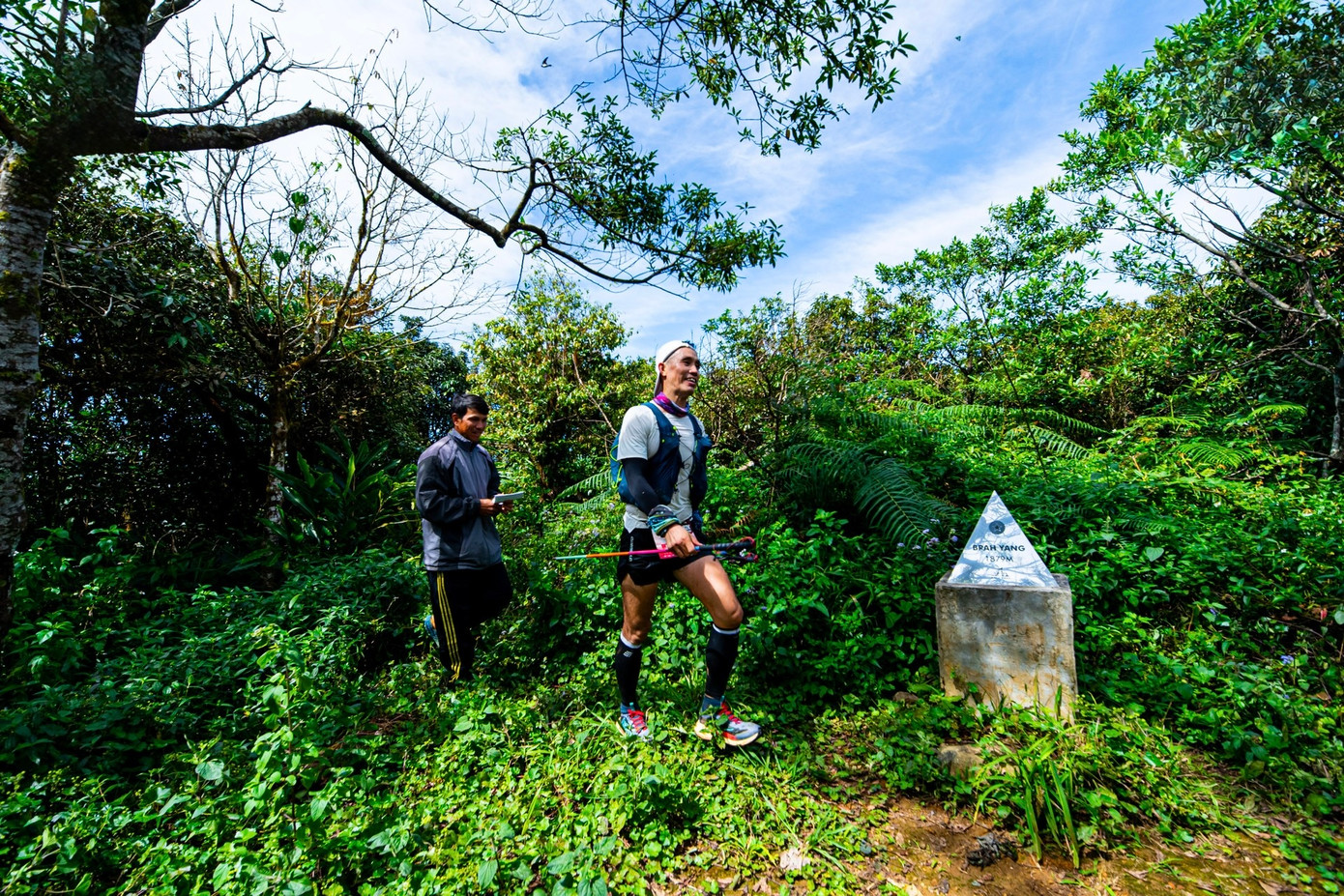 Các vận động check-in đỉnh núi Brăh Yàng (huyện Di Linh) cao 1.879m so với mực nước biển.