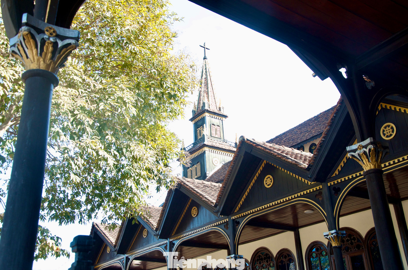 Toàn bộ kết cấu của nhà thờ đều làm bằng gỗ và kết dính bằng mộng mà không hề sử dụng đinh.