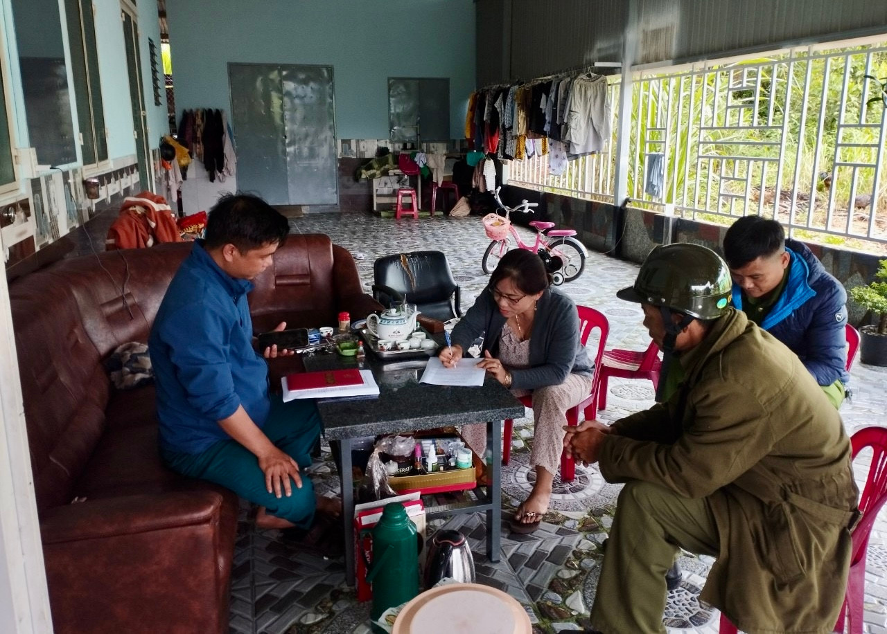 Các lực lượng vận động các hộ dân di dời đến nơi an toàn.