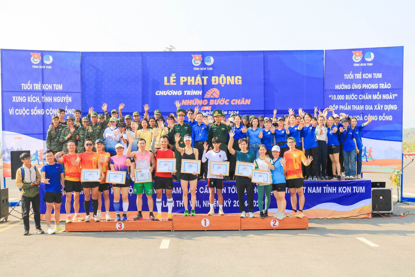 Ban Tổ chức trao giải cho các cá nhân có thành tích.