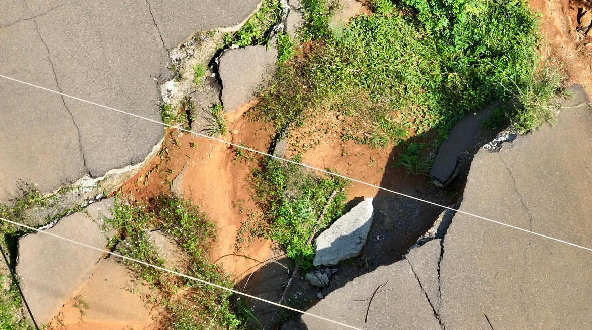 Ghi nhận thực tế, sau 4 năm chậm tiến độ, trên tuyến đường tránh này đã xảy ra tình trạng sụt lún, rạn nứt mặt đường.