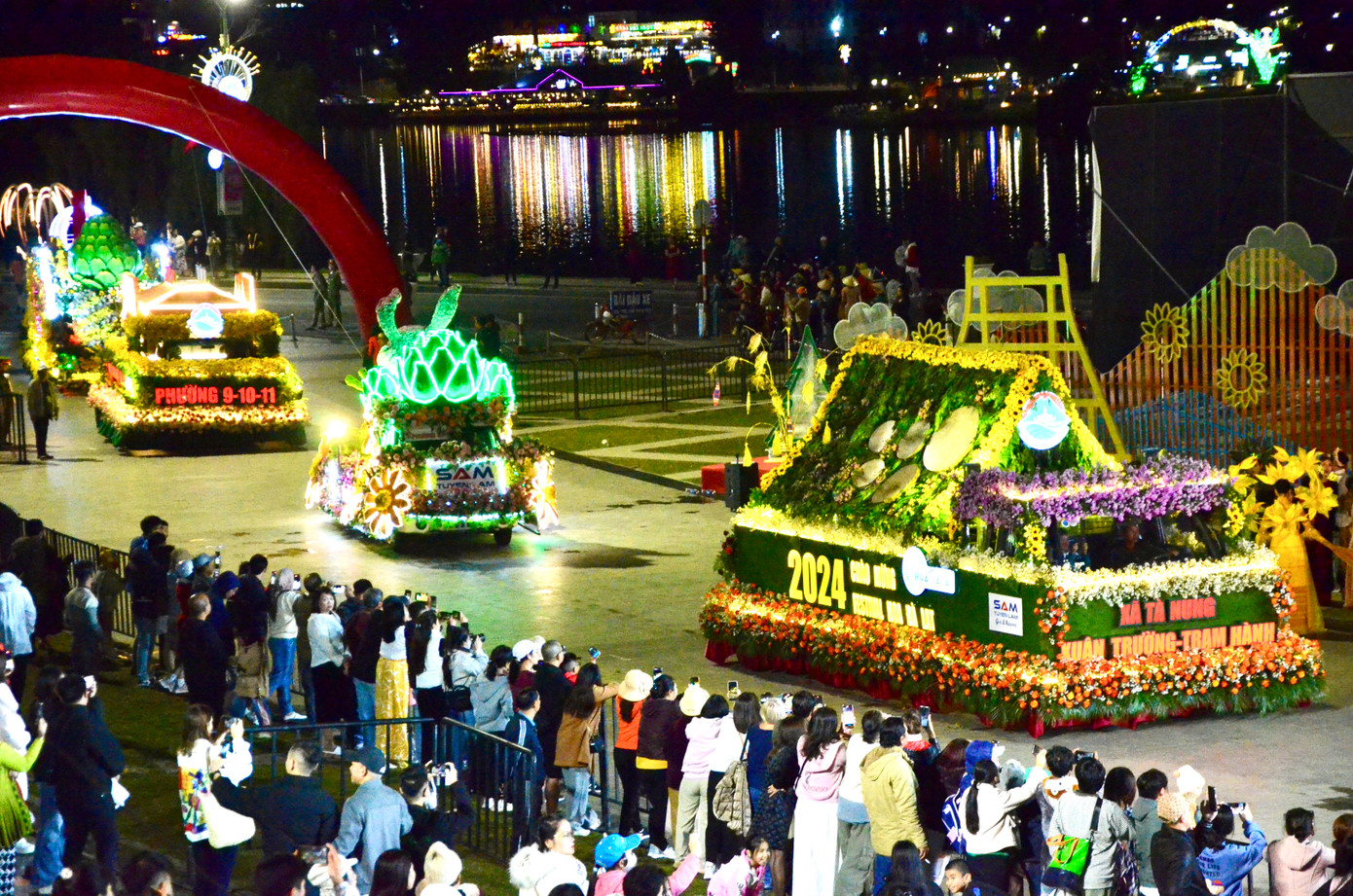 Đến hơn 18h, các xe hoa lên đèn tạo nên sắc màu lung linh lần lượt di chuyển từ Quảng trường Lâm Viên đi vòng quanh hồ Xuân Hương.