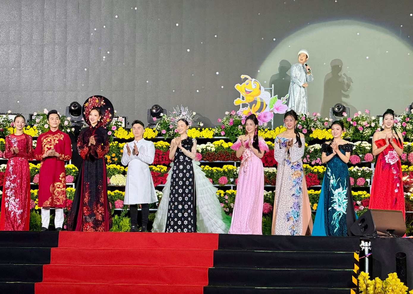 Người mẫu trình diễn các bộ trang phục trong hoạt động "Hương trà, sắc tơ Bảo Lộc".