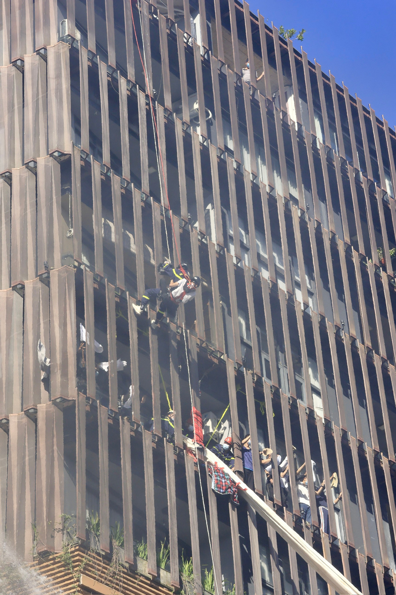 Tiếp cận hiện trường, lực lượng Cảnh sát PCCC&CNCH tổ chức tìm kiếm, đưa nạn nhân ra khỏi đám cháy.