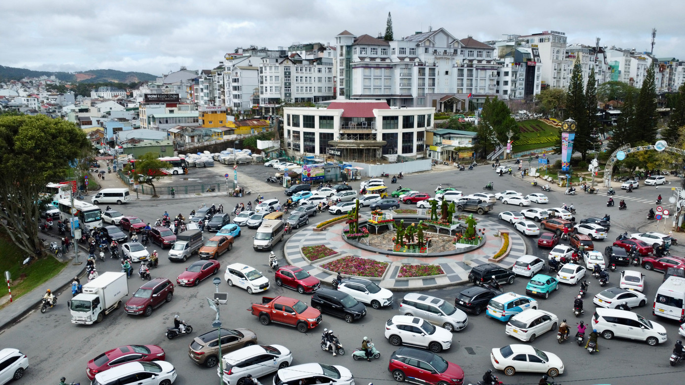 Tối 31/12, tỉnh Lâm Đồng tổ chức bế mạc Festival hoa Đà Lạt lần thứ 10 nên thu hút một lượng lớn du khách. Từ trưa này, các tuyến đường trung tâm thành phố đã chật kín xe lưu thông.