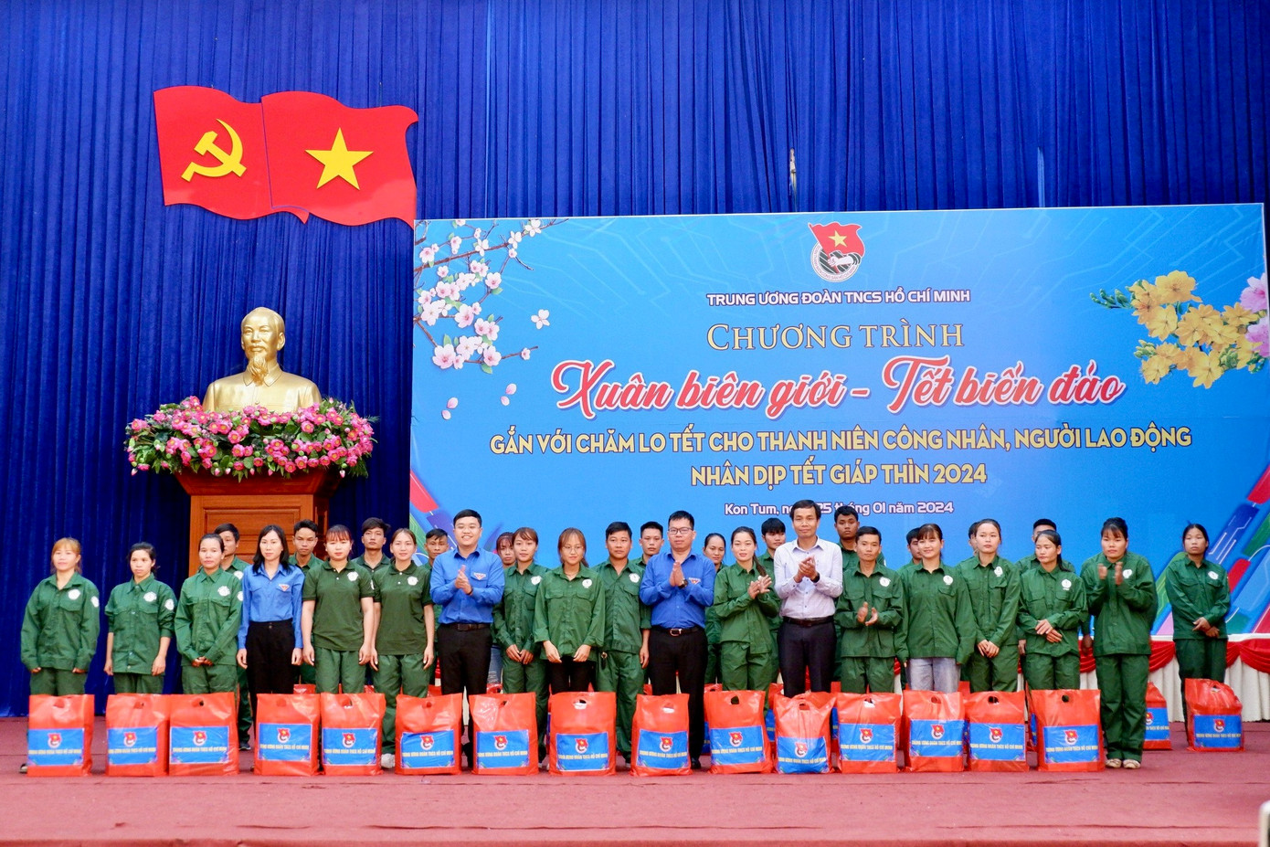 Ban Bí thư T.Ư Đoàn trao tặng 30 suất quà cho thanh niên công nhân, người lao động tại Công ty Trách nhiệm hữu hạn MTV cao su Chư Mom Ray và Sa Thầy.