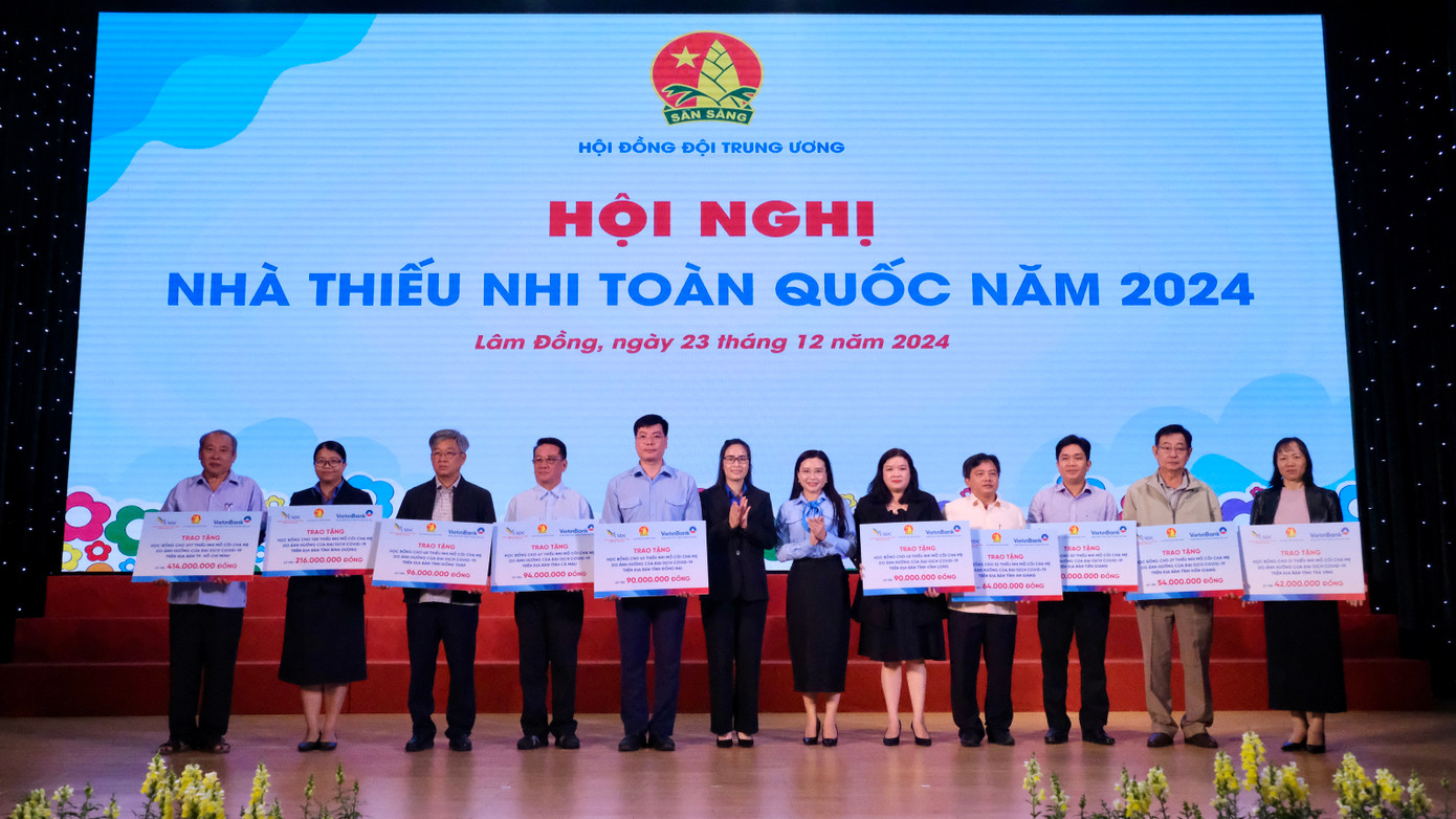 Trao tặng Bằng khen, cờ thi đua và học bổng cho các đơn vị, cá nhân trong hệ thống Nhà thiếu nhi. Trao tặng Bằng khen, cờ thi đua và học bổng cho các đơn vị, cá nhân trong hệ thống Nhà thiếu nhi.