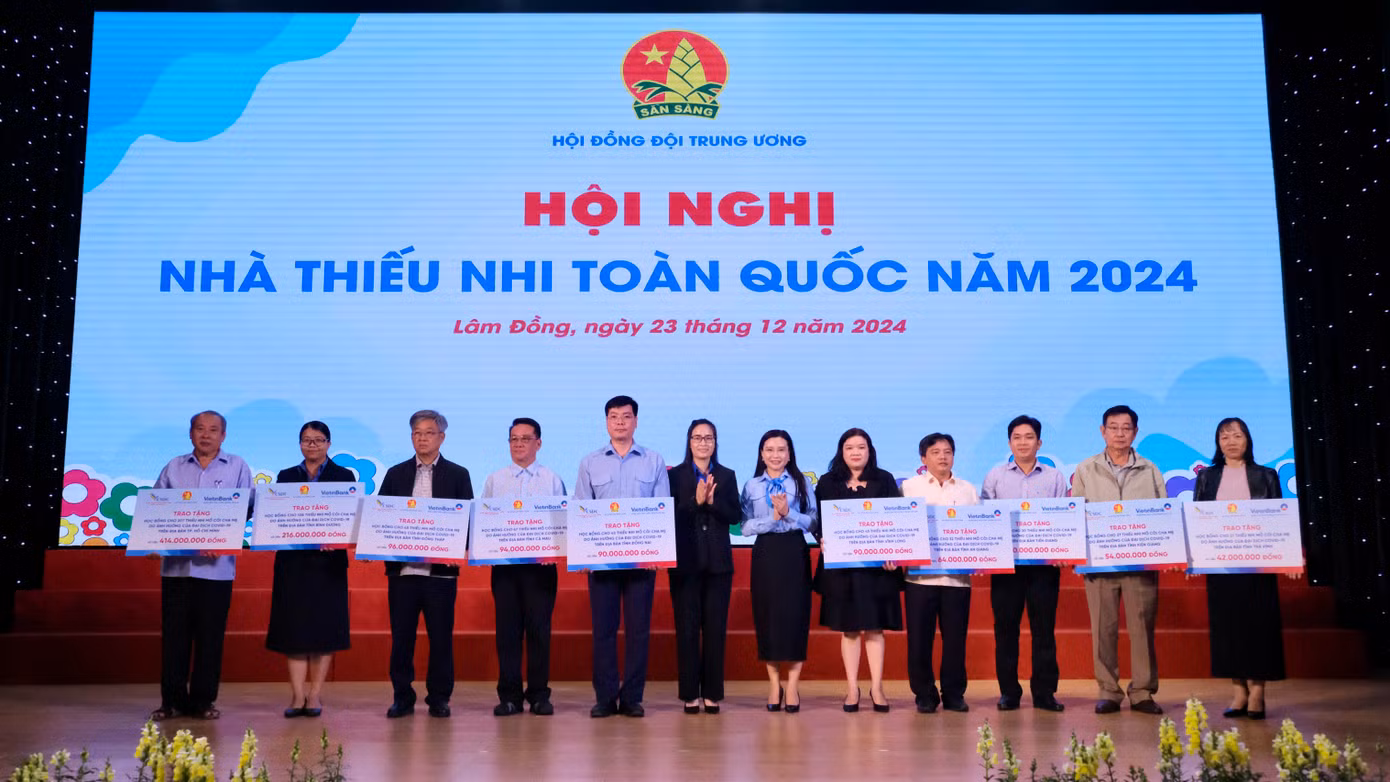 Trao tặng Bằng khen, cờ thi đua và học bổng cho các đơn vị, cá nhân trong hệ thống Nhà thiếu nhi.