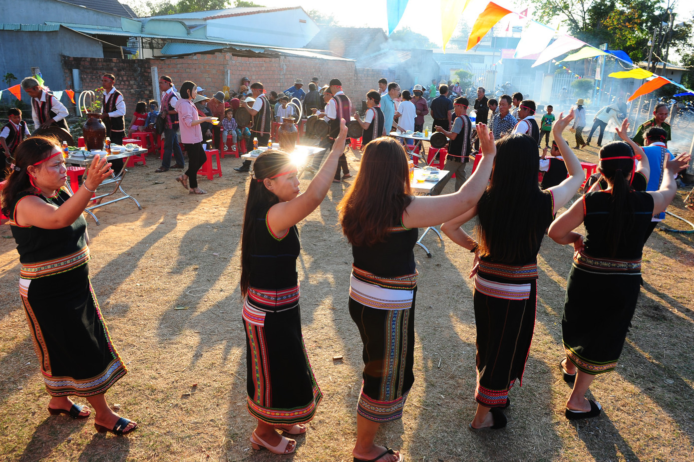 Sau phần gói bánh chưng, phần Hội được diễn ra rất vui nhộn. Sau phần gói bánh chưng, phần Hội được diễn ra rất vui nhộn.