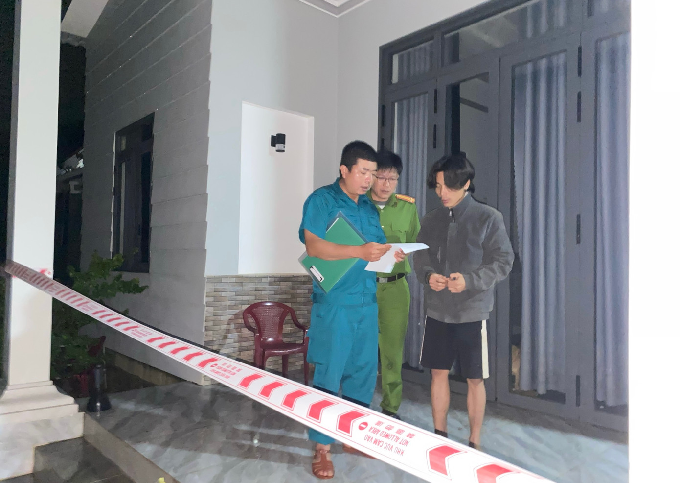 Người dân kí cam kết di dời khẩn cấp Người dân kí cam kết di dời khẩn cấp