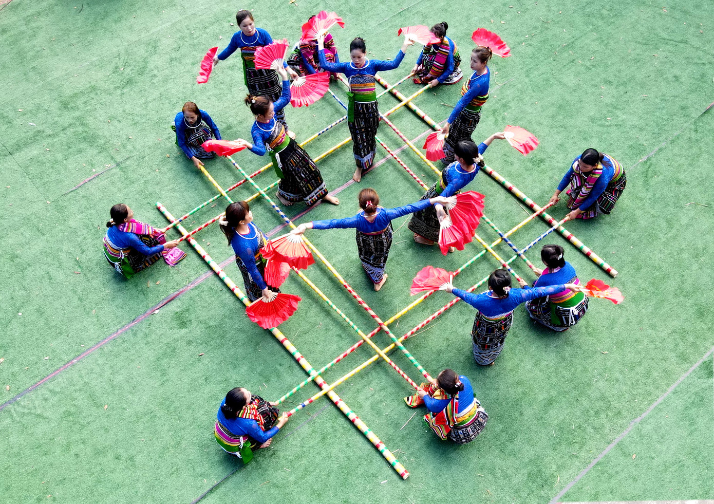 “Xòe” có nghĩa là múa với các động tác tượng trưng cho hoạt động của con người trong nghi lễ, sinh hoạt văn hóa, cuộc sống, lao động.