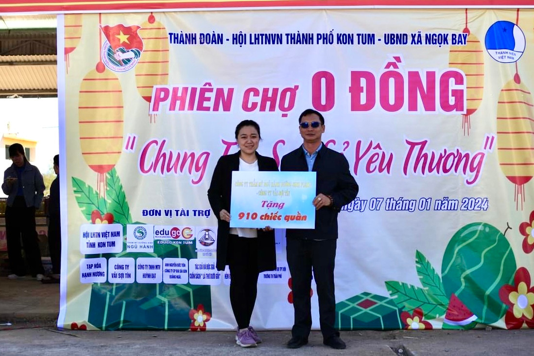 Tại hoạt động, Ban Tổ chức trao tặng 50 thẻ bảo hiểm y tế; 610 chiếc áo ấm; 500kg gạo... đến bà con tại xã.