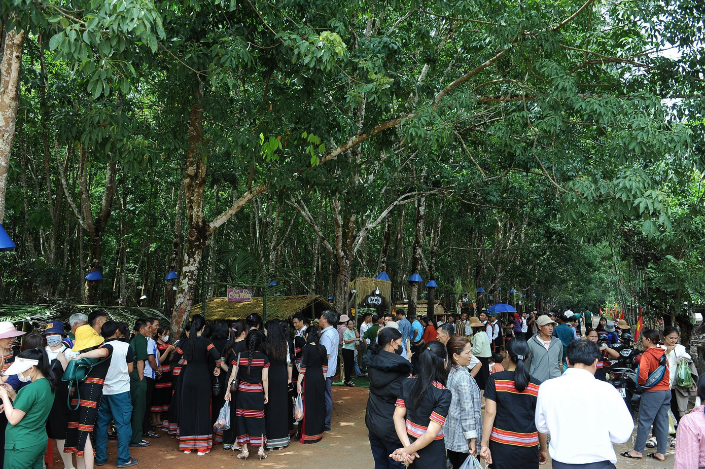 Đông đảo người dân, du khách đến tham quan làng du lịch