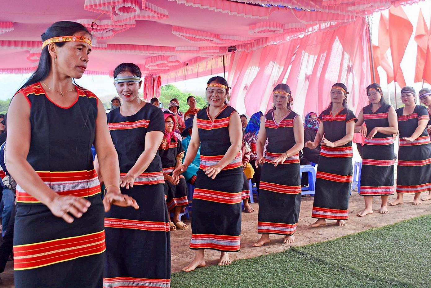 Bà con dân tộc Giẻ - Triêng giao lưu văn nghệ.