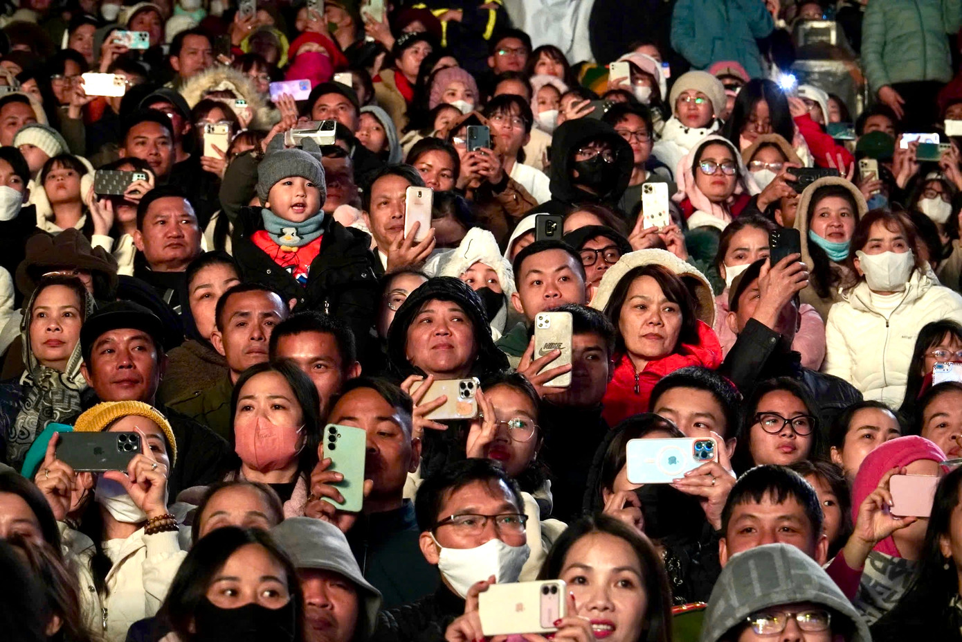 Hàng nghìn người dân, du khách xem khai mạc.