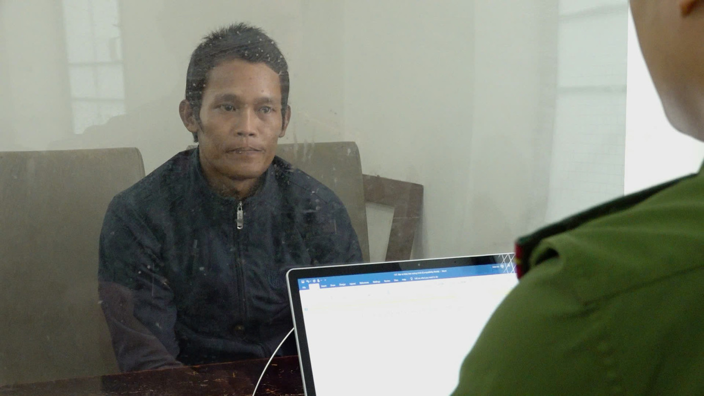 Nguyễn Hữu Nghĩa tại cơ quan công an