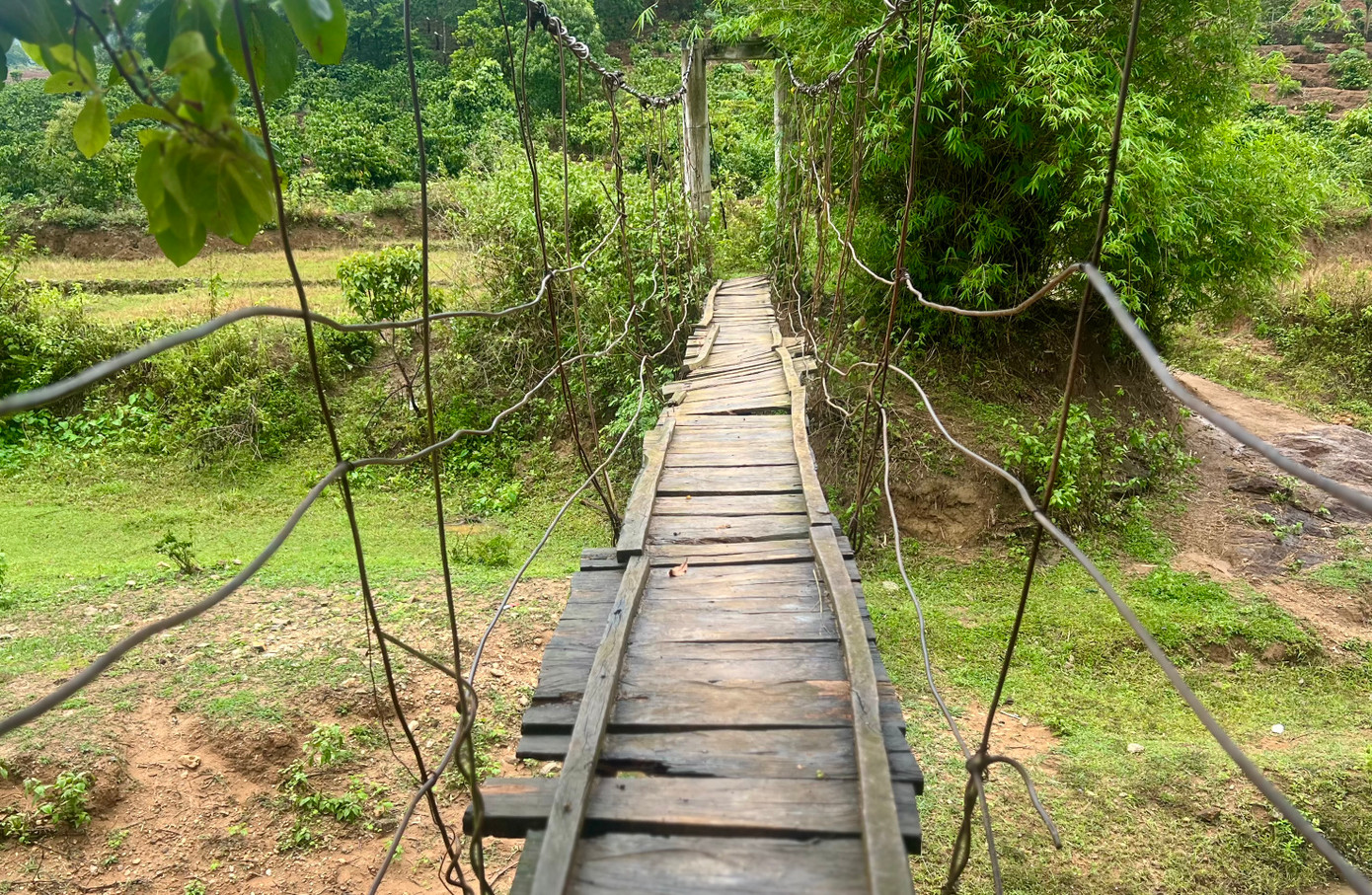 Cầu treo đi qua khu sản xuất tại thôn 5 (xã Kon Đào) cũng xuống cấp nghiêm trọng