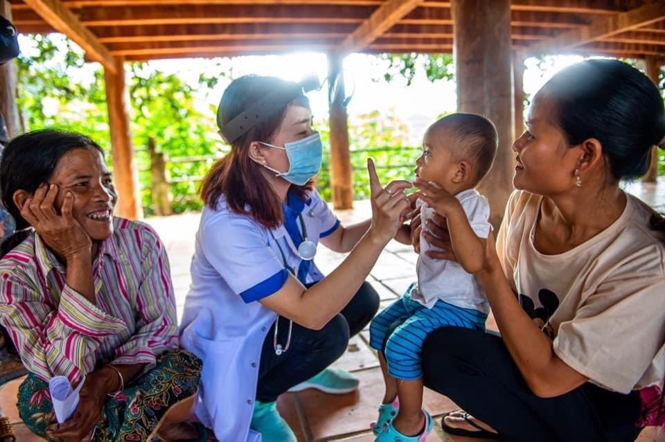 Hàng nghìn trẻ em, người dân khó khăn được đoàn thanh niên (ĐTN) khám miễn phí