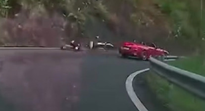 Xe BMW vượt ẩu, húc văng xe máy xuống mương trên đèo Bảo Lộc.