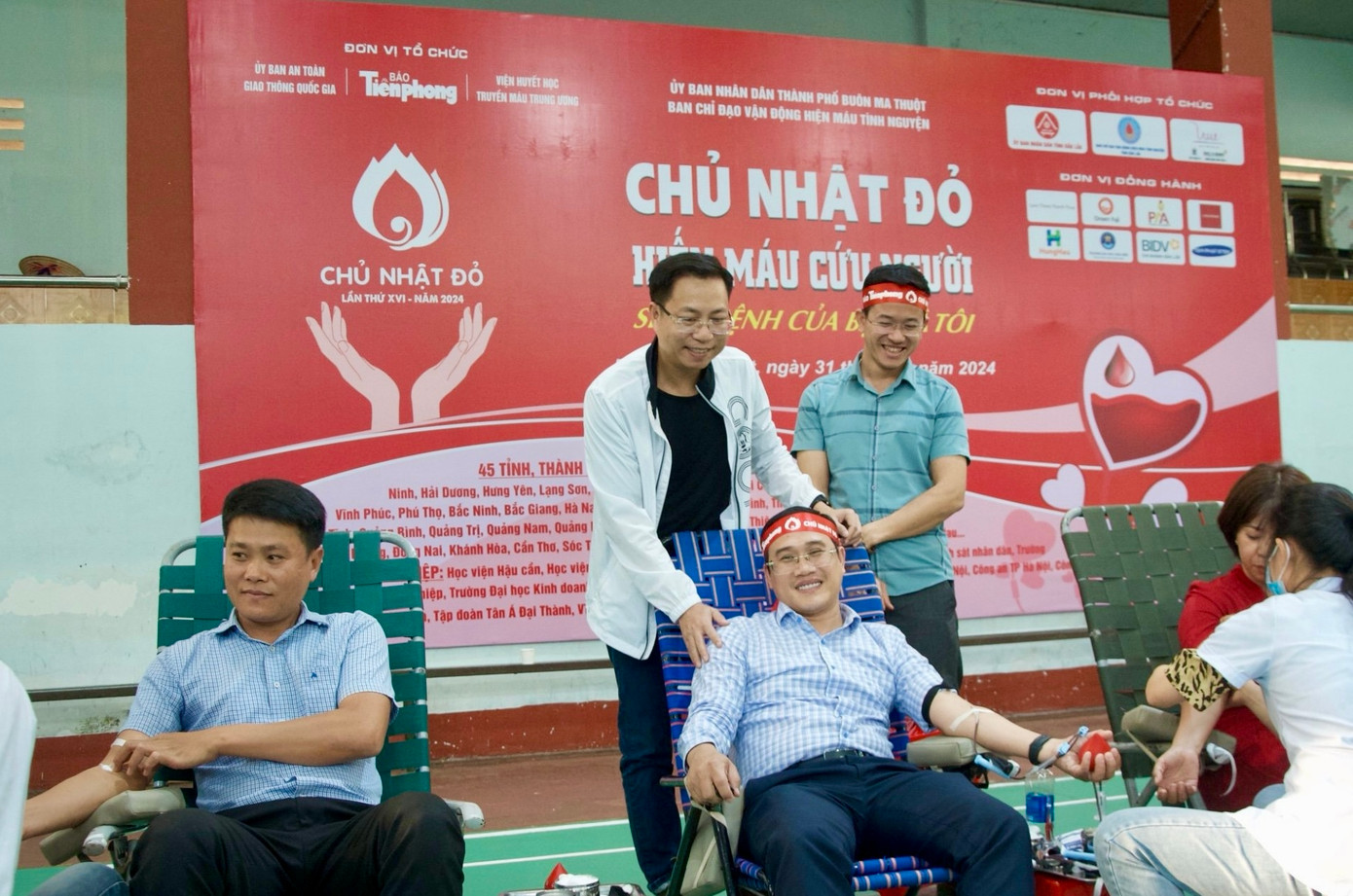 Hỏi thăm, động viên các tình nguyện viên hiến máu. Ông Trần Đức Nhật - Phó Chủ tịch UBND TP Buôn Ma Thuột tham gia hiến máu tại chương trình Chủ Nhật Đỏ. Ông Nhật chia sẻ, từ thời sinh viên, ông đã tham gia hiến máu và duy trì đến nay. Có năm ông hiến tới 3 lần, tổng cộng đã 19 lần hiến máu. Với ông, hiến máu là một hành động cao đẹp, nghĩa cử nhân văn cao cả. Tham gia hiến máu không chỉ giúp kiểm tra sức khỏe cho bản thân mà còn cứu được sinh mệnh người khác. Do đó, ông hy vọng bà con trên địa bàn thành phố tiếp tục phát huy nghĩa cử cao đẹp này.