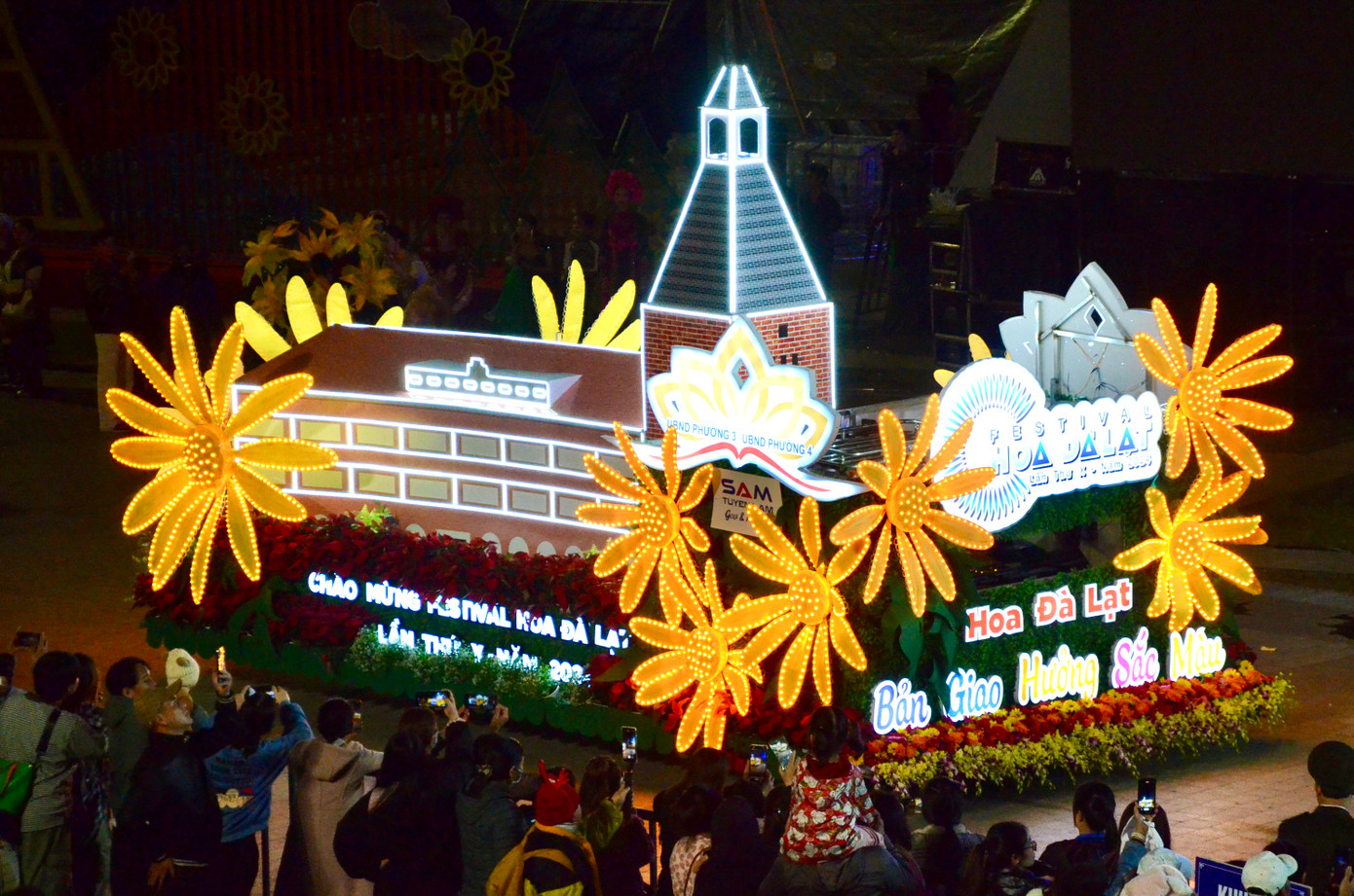 Các xe hoa chủ yếu trang trí theo chủ đề về thành phố hoa, các công trình nổi tiếng hoặc sản vật đặc trưng của địa phương.