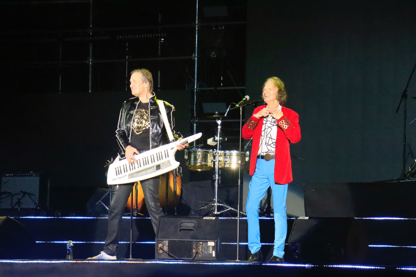 Hai nghệ sĩ Joy Band trình diễn tại đêm nhạc.